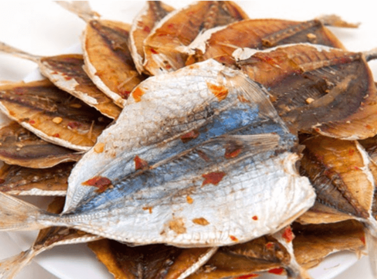 Cá chỉ vàng tươi được phơi khô để dễ dàng chế biến món ăn